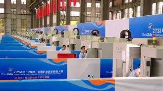 关于邀请赛巅峰对决！洞庭火狐队守住胜果燕赵青龙队，羽毛球赛场再起波澜；禁区内连续解围的信息-爱游戏官方入口